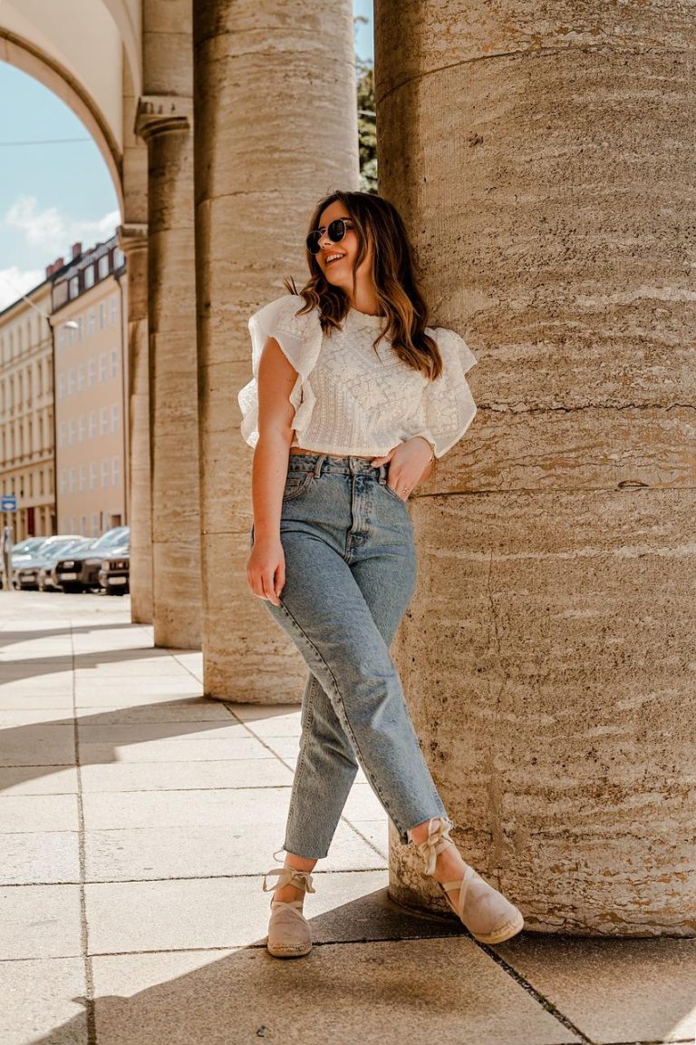 Home Vrouw toont hoe fouten bij het kiezen van je outfit te vermijden: juiste maat, basisstukken en accessoires