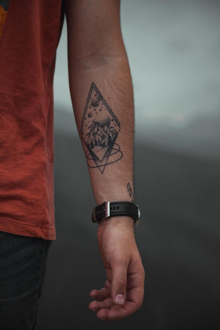 Home Sporter met verse tattoo die tattoo verzorging toepast voor sneller en beter herstel
