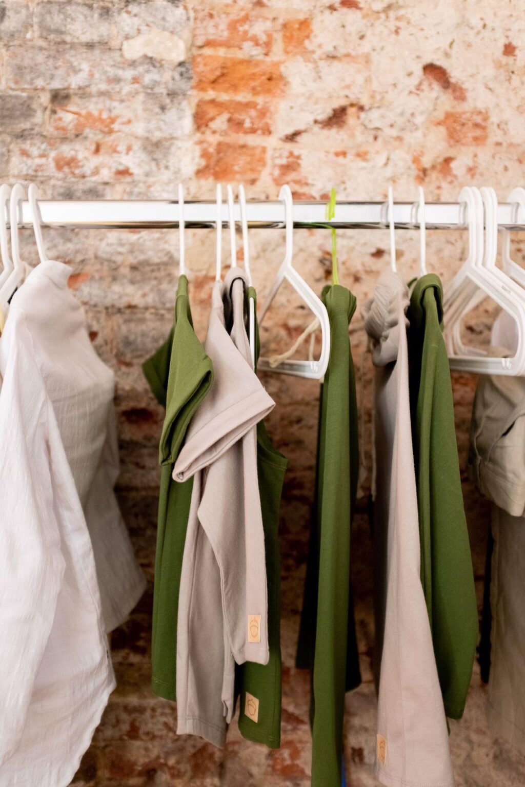 Collectie goede basics voor herengarderobe: comfortabele T-shirts en basics die de basis vormen van veelzijdige outfits